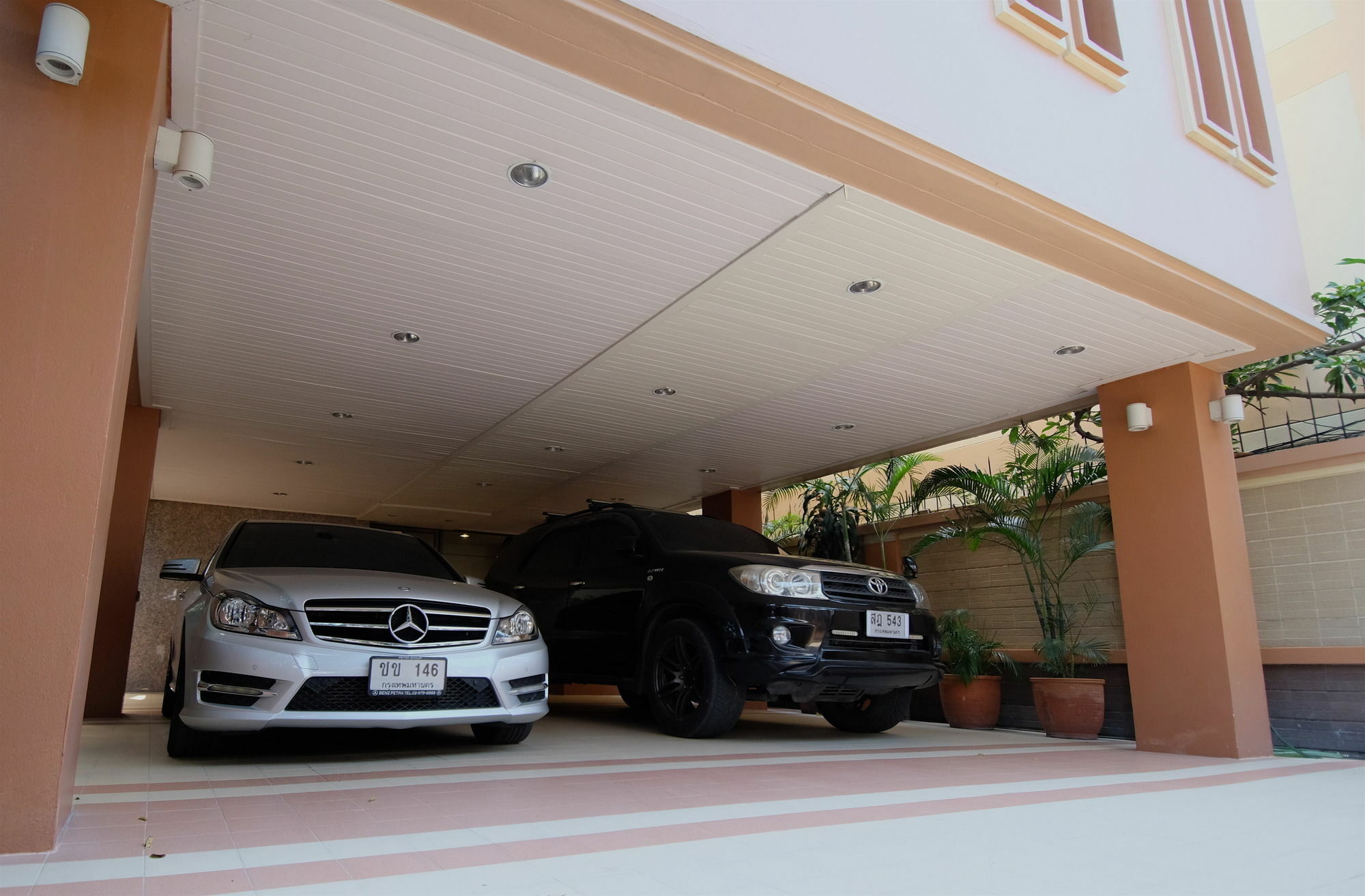 Alameda Suites Hotel Bangkok Exterior photo