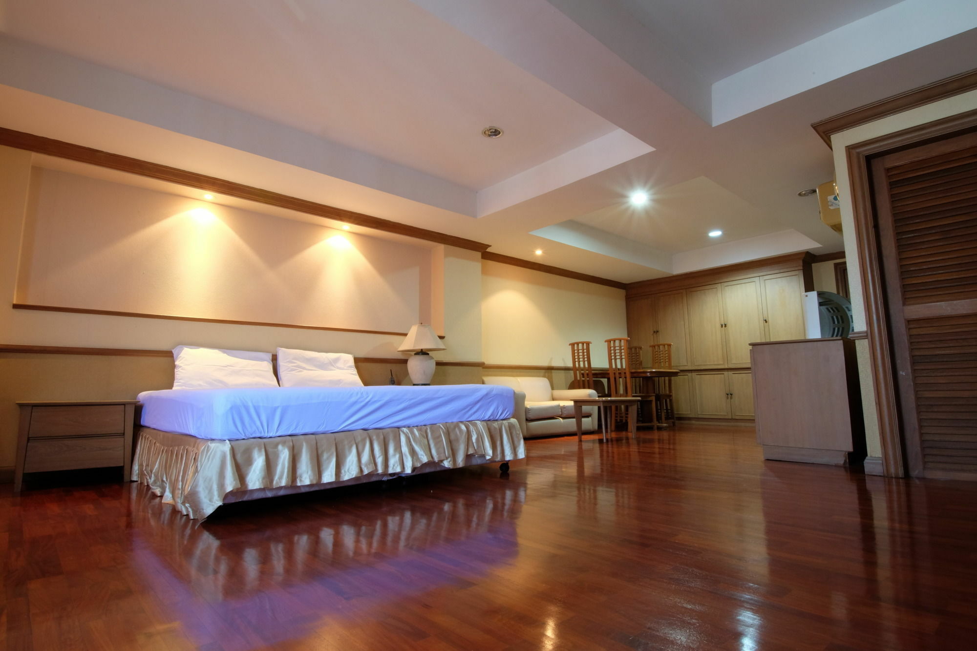 Alameda Suites Hotel Bangkok Exterior photo