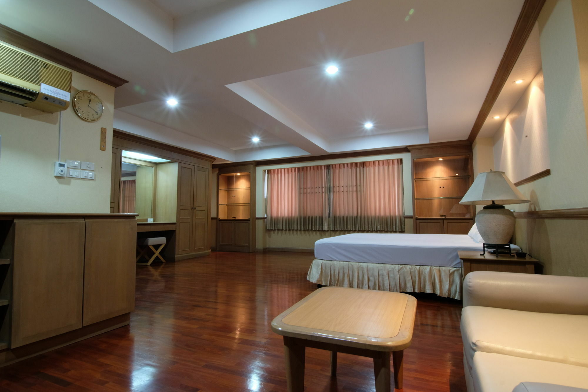 Alameda Suites Hotel Bangkok Exterior photo